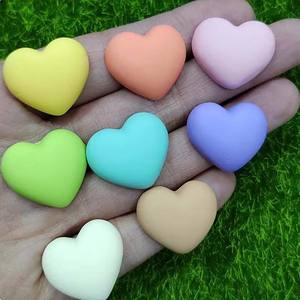 100 pz/lotto in resina opaca a forma di cuore in resina a fondo piatto cabochon senza foro con cuore di amore opaco abbellimenti per custodia per telefono gioielli fai da te - Product Image 1