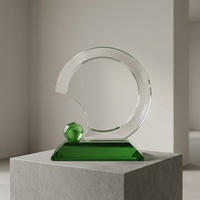 Trophée en verre de luxe personnalisé en forme de croissant de lune géométrique avec boule verte à facettes et base, livraison sécurisée, directement de l'usine