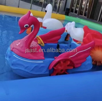 Nouveau bateau tamponneur électrique gonflable personnalisé en forme de cygne rose, jouet aquatique motorisé, bateau jouet portable à monter pour enfants et adultes