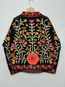 Veste noire brodée de fleurs pour femmes |   Veste ethnique indienne faite à la main de style Suzani, multicolore, avec broderie florale, veste courte - Product Image 4