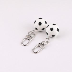 Llavero de balón de fútbol simulado de resina plástica, accesorio de moda DIY para bolso, colgante de llavero de fútbol y baloncesto, material de joyería - Product Image 4