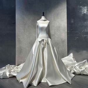Robe de mariée moderne et élégante NT09, col bateau, en tulle, longue, avec appliques en dentelle et broderies florales en cristal - Product Image 4
