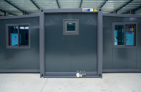 Maison conteneur extensible grise de 20 pieds, vidéo, double aile, étanche, préfabriquée, pour bureau de chantier et stockage