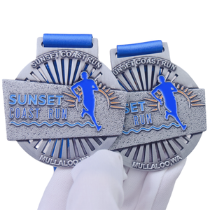 Medalla <span class=keywords><strong>de</strong></span> Alta Calidad Personalizada en Plata, Edición Invierno, <span class=keywords><strong>Alpe</strong></span> Adria Ultra Trail Marathon, con Diseño <span class=keywords><strong>de</strong></span> Copo <span class=keywords><strong>de</strong></span> Nieve y Cinta Personalizada - Product Image 5