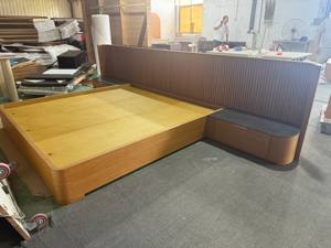 Lit moderne de haute qualité Disen, cadre en bois massif chêne blanc avec tables de chevet, plateau en ardoise, personnalisable - Product Image 2