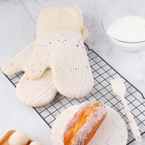 Mitaines de cuisson en silicone épaissies et isolées avec tapis ronds colorés et pinceau à huile pour <span class=keywords><strong>four</strong></span> à <span class=keywords><strong>micro</strong></span>-ondes domestique nordique - Product Image 6