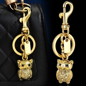 Porte-clés vintage en alliage de zinc plaqué or avec strass, hibou et œil noir en zircon cubique, pour tenues streetwear, sacs à dos et cadeaux d'anniversaire - Product Image 1