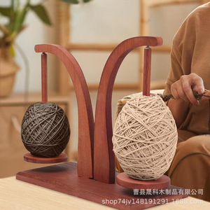Support à fil en bois avec base magnétique pivotante, forme incurvée, type sur pied, pour rangement de tricot et crochet, brun rougeâtre - Product Image 1