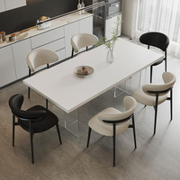 Table à manger suspendue en acrylique, design minimaliste italien, idéale pour les maisons de petite taille. Pieds de table en acrylique
