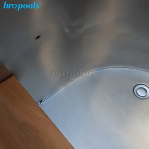 Bain de glace ovale en cèdre rouge avec revêtement en acier inoxydable, très vendu pour la récupération sportive et les spas, avec refroidisseur intégré et tabouret - Product Image 6