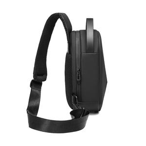 Sac à bandoulière rigide géométrique pour hommes, sac de poitrine à texture fibre de carbone avec <span class=keywords><strong>port</strong></span> de charge USB - Product Image 3