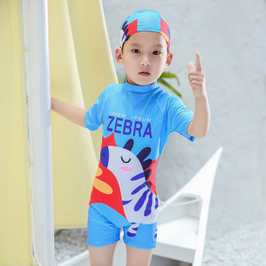 Conjunto de traje de baño para niños con estampado de tiburones, traje de baño de secado rápido para niños de 3 a 15 años con gorro y pantalones cortos - Product Image 2
