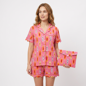 Ensemble de pyjama élégant pour femmes en coton respirant à imprimé floral, chemise courte et pantalon avec logo sur le devant, vêtements de nuit de Noël, vacances - Product Image 1
