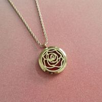 Pendentif diffuseur d'huiles essentielles en acier titane poli, creux, en forme de rose, pour aromathérapie, collier portable parfumé