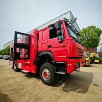 Camion de pompiers Sino Truck HOWO 4X4 à transmission intégrale avec réservoir d'eau de 10 000 L et système de lutte contre l'incendie à la mousse