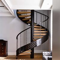 Escalier intérieur en colimaçon peu encombrant avec colonne centrale en acier et marches en noyer pour une utilisation moderne en appartement