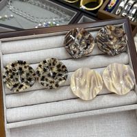 Boucles d'oreilles clous surdimensionnées en acrylique, grandes plaques irrégulières ondulées, en résine dorée marbrée, bijoux d'été pour la plage, vente en gros