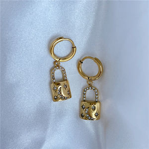 नए फैशनेबल कान की बाली जिक्रोन प्रशस्त ताला हार और कान की बाली शरद ऋतु सर्दियों के गहने 18K पीवीडी सोना मढ़वाया लक्जरी कान की बाली महिलाओं के एन/एक - Product Image 3