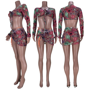 Plaj kadınlar seksi çiçek baskı örgü 3 parça Set kravat kırpma üst tanga yan İpli dantelli Mini etek setleri kadınlar 3 parça kıyafetler - Product Image 5