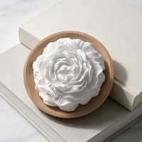 Diffuseur d'huiles essentielles artisanal en céramique parfumée sur base en bois pour la décoration intérieure et l'aromathérapie