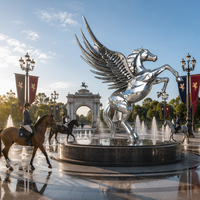 Sculpture de Pégase en acier inoxydable, statue de cheval ailé en position de levage, finition polie miroir, art public extérieur pour place publique