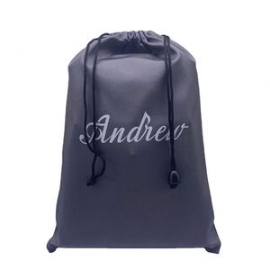 Bolsa de satén de seda negra pequeña personalizada al por mayor con cordón, reutilizable, para pelucas, extensiones de cabello, botellas, regalos, con serigrafía - Product Image 1