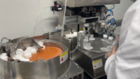 Machine de remplissage, de bouchage et d'étiquetage automatique personnalisable pour bouteilles, flacons, production industrielle