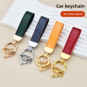 LLavero de cuero con patrón de pescado de marca, cuerda de muñeca cuadrada pequeña, llavero de coche, colgante de grabado ecológico, accesorio de moda - Product Image 3