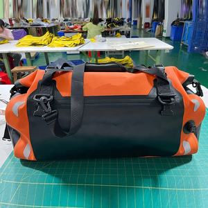 Precio de fábrica Bolsa de lona impermeable de moda para hombres Colores personalizados disponibles en tamaños grandes 60L <span class=keywords><strong>70L</strong></span> 80L 90L Cierre de cremallera - Product Image 2