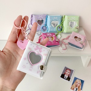 Mini álbum <span class=keywords><strong>de</strong></span> 2 pulgadas estilo coreano <span class=keywords><strong>de</strong></span> dibujos animados, diseño 'Girl's love', con diseño calado, <span class=keywords><strong>libro</strong></span> <span class=keywords><strong>de</strong></span> almacenamiento <span class=keywords><strong>de</strong></span> pegatinas <span class=keywords><strong>de</strong></span> personajes grandes, llavero colgante y álbum <span class=keywords><strong>de</strong></span> tarjetas - Product Image 1
