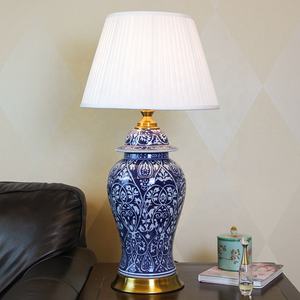 Lampe de table en céramique de grande taille, blanche et bleue, pour bureau d'étude - Product Image 2