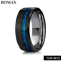 Vente en gros d'alliances de fiançailles plaqué noir IP pour hommes et femmes Bague en carbure de tungstène martelé avec incrustation d'opale bleue