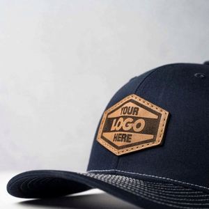 Casquette Richardson 112 Trucker personnalisée avec patch en cuir, gaufrée et thermocollée, élégante pour la mode, la plage, les activités de plein air et le cyclisme, personnalisable - Product Image 2