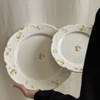 Service de table en céramique à motif floral de poire aquarelle rétro français, avec bord festonné en relief, comprenant tasses et assiettes en porcelaine, idéal pour les mariages et événements.