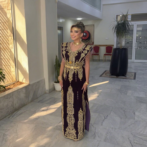 Robe Fergani en crêpe noir banane avec broderie dorée, longueur ras du sol, robe traditionnelle de mariage/de soirée Fergani pour femmes@2026 - Product Image 1