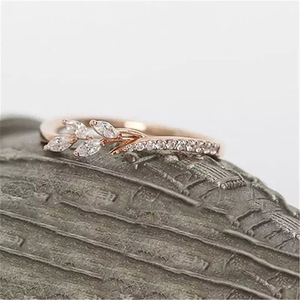 Anello a Foglia per Donna, Gioiello da Dito Elegante e Minimalista alla Moda - Product Image 5