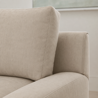 Canapé en lin de luxe sur mesure à deux places avec structure en bouleau rembourrée, coussins en mousse et oreillers doux pour salon de villa moderne