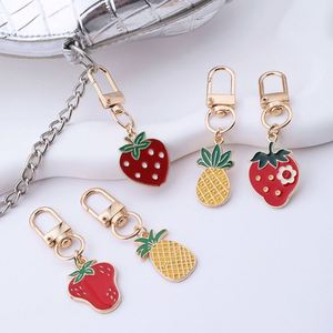 Accessoires de sac faits main miniatures en direct d'usine, pendentifs porte-clés en métal colorés en forme de fruits (fraise, ananas) - Product Image 1