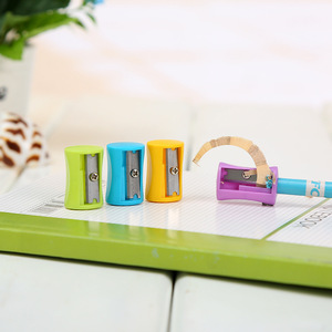 Petit <span class=keywords><strong>taille</strong></span>-<span class=keywords><strong>crayon</strong></span> manuel en plastique avec trou unique rouge jaune <span class=keywords><strong>bleu</strong></span> vert fournitures de bureau scolaire pour enfants - Product Image 2