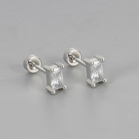 Pendientes de tuerca de cobre con circonita de corte rectangular de cuatro garras y parte trasera plana, ideales para dormir, que transmiten un estilo elegante y sofisticado.