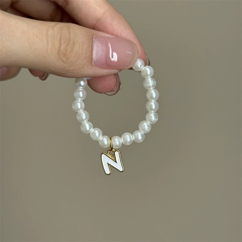 Collar de perlas con letra [n]