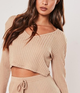 Ensemble de <span class=keywords><strong>pyjama</strong></span> deux pièces côtelé de haute qualité pour femme, comprenant un <span class=keywords><strong>haut</strong></span> court à <span class=keywords><strong>manches</strong></span> <span class=keywords><strong>longues</strong></span> et un short, idéal pour la détente et le sommeil. - Product Image 3