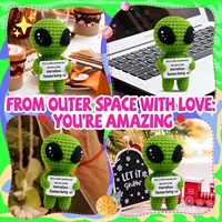 Poupée extraterrestre en crochet faite à la main en gros, amigurumi en peluche avec carte d'affirmation positive, cadeau personnalisé, décoration de bureau