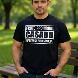 Camiseta para hombre casado con advertencia: Mantén la distancia, camiseta para marido - Product Image 3