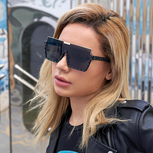 Lunettes de soleil rétro à monture carrée pour femmes, protection UV400, C1, noir, gris, verres PC, mode, pour le scène - Product Image 2