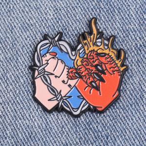 Broche Émail Unique Cœur Gothique Sombre Design <span class=keywords><strong>Pacte</strong></span> du Diable Humain Accessoires Pendentif Sac Vêtements En Stock Vente en Gros - Product Image 2