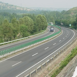 Barrera de Tráfico para Carreteras con Franja Verde de 900 mm, Barandilla de Plástico con Instalación por Perforación y Entierro - Product Image 1