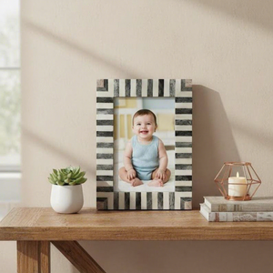 Marco de Fotos Creativo con Incrustaciones de Hueso Hecho a Mano con Acabado Brillante, Regalo Premium de Tradebyd - Product Image 1