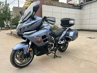 Moto de tourisme à grande cylindrée refroidie par eau, moto de tourisme longue distance avec valises latérales et top-case