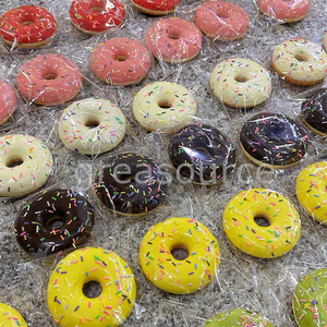 โดนัทช็อกโกแลตตกแต่งหน้าด้วยเนยสีสันสดใส ขนมหวาน ขนาด 4 นิ้ว 1 ชิ้น แบบจำลองเบเกอรี่ ตัวอย่างโชว์ สีเหลือง สีเขียว - Product Image 3